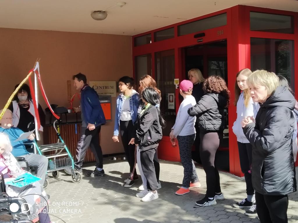 Velikonoční výrobky a tradice předané našimi žákyněmi v SeniorCentru ve Skutči, 13. 4. 2022