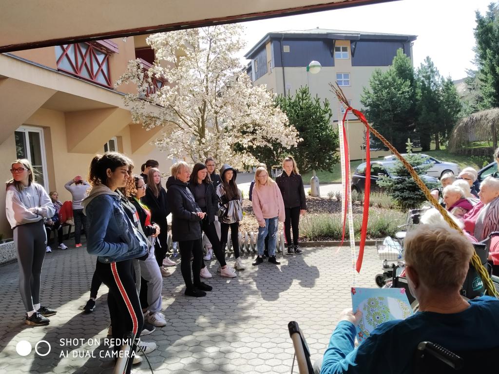 Velikonoční výrobky a tradice předané našimi žákyněmi v SeniorCentru ve Skutči, 13. 4. 2022