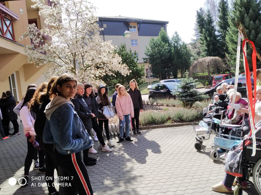 Velikonoční výrobky a tradice předané našimi žákyněmi v SeniorCentru ve Skutči, 13. 4. 2022