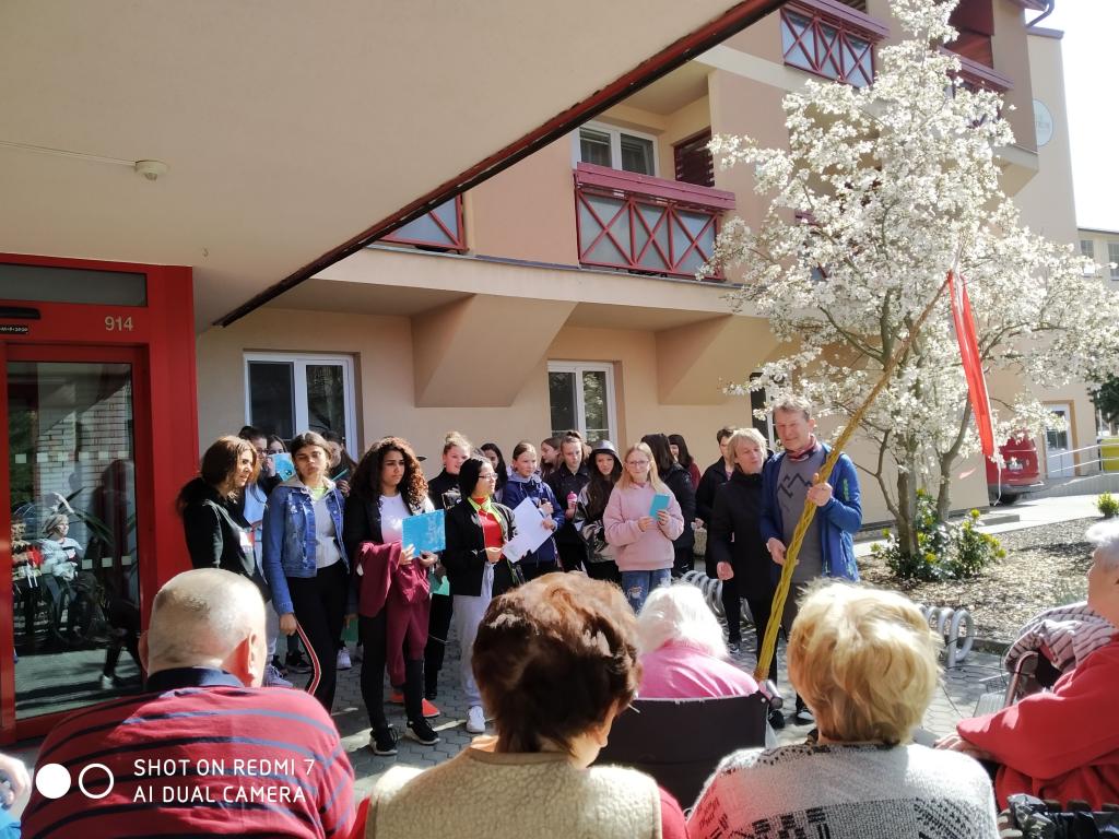 Velikonoční výrobky a tradice předané našimi žákyněmi v SeniorCentru ve Skutči, 13. 4. 2022