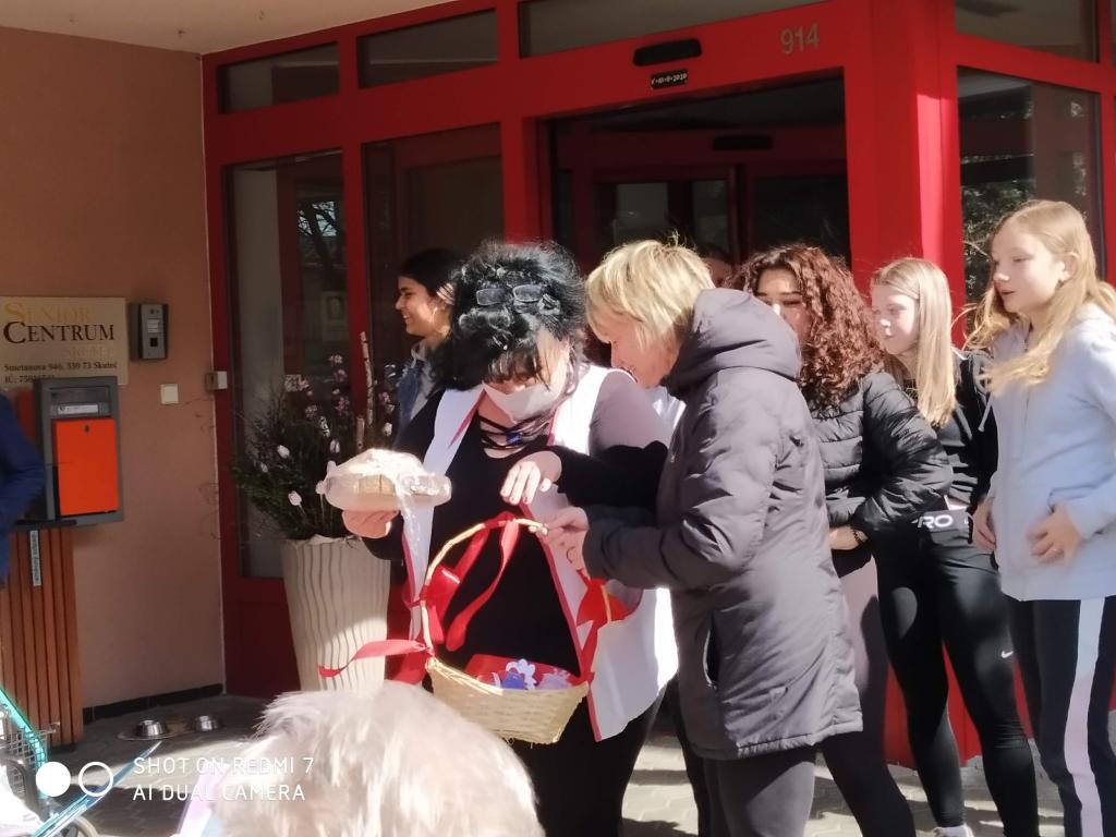 Velikonoční výrobky a tradice předané našimi žákyněmi v SeniorCentru ve Skutči, 13. 4. 2022