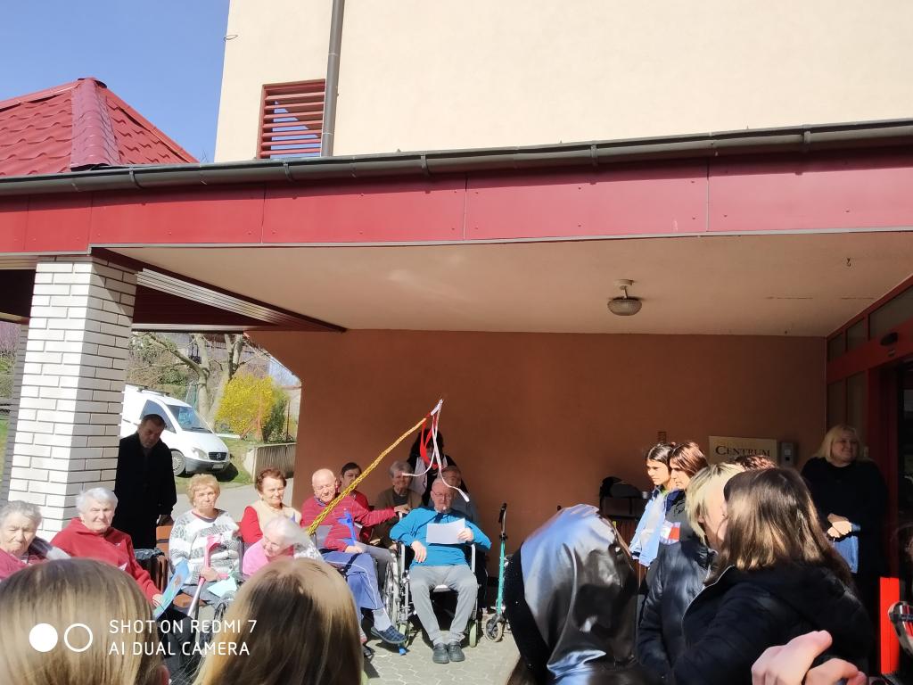 Velikonoční výrobky a tradice předané našimi žákyněmi v SeniorCentru ve Skutči, 13. 4. 2022