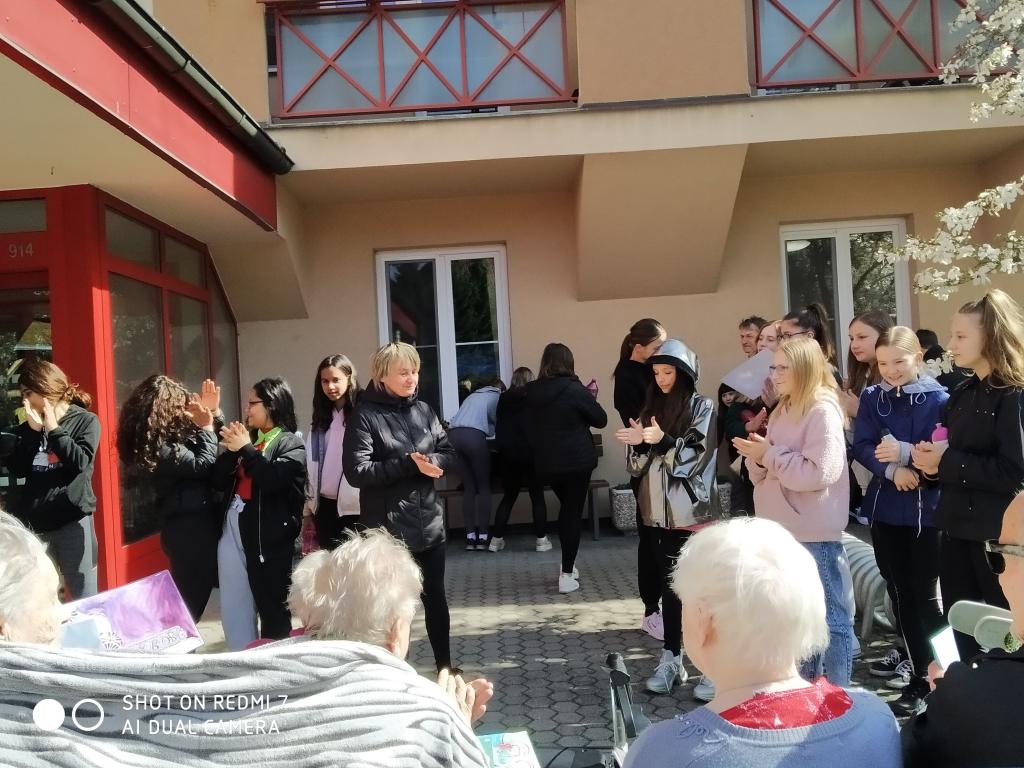 Velikonoční výrobky a tradice předané našimi žákyněmi v SeniorCentru ve Skutči, 13. 4. 2022