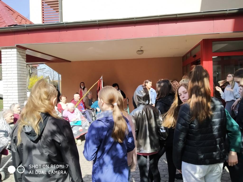 Velikonoční výrobky a tradice předané našimi žákyněmi v SeniorCentru ve Skutči, 13. 4. 2022