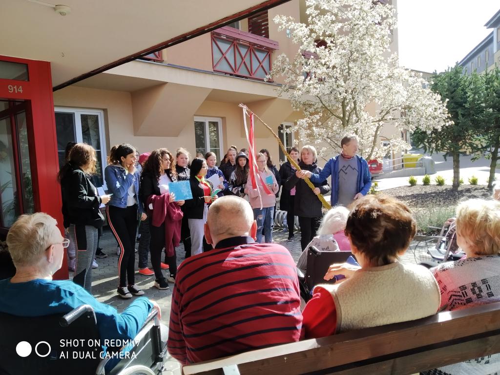 Velikonoční výrobky a tradice předané našimi žákyněmi v SeniorCentru ve Skutči, 13. 4. 2022