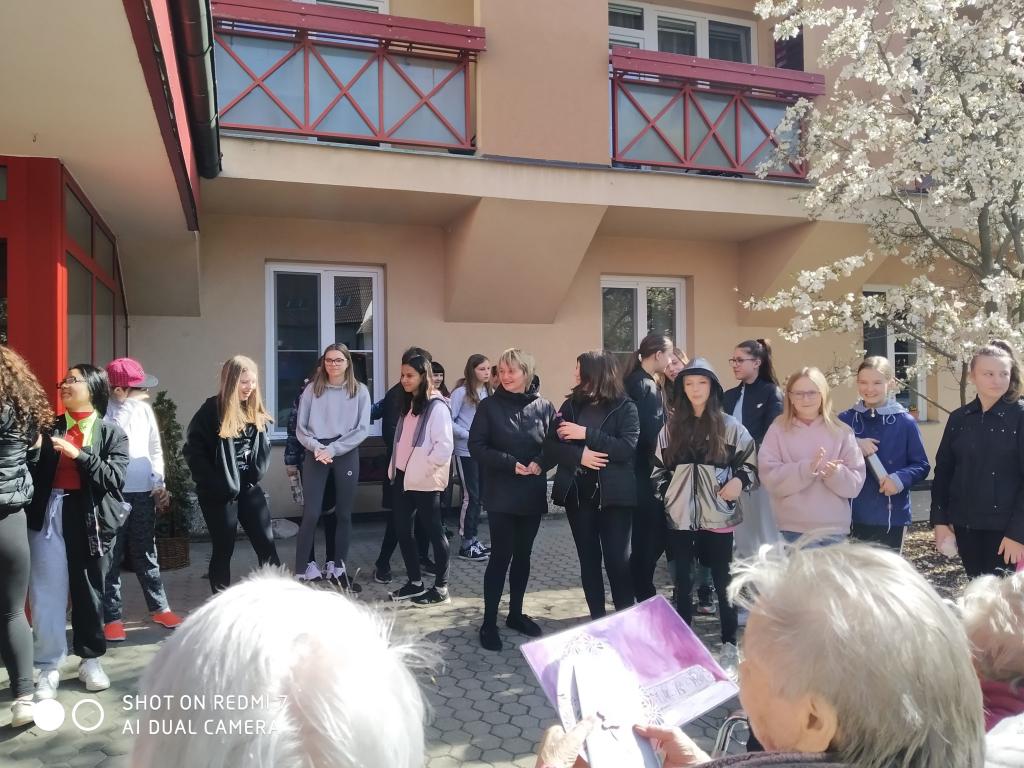 Velikonoční výrobky a tradice předané našimi žákyněmi v SeniorCentru ve Skutči, 13. 4. 2022