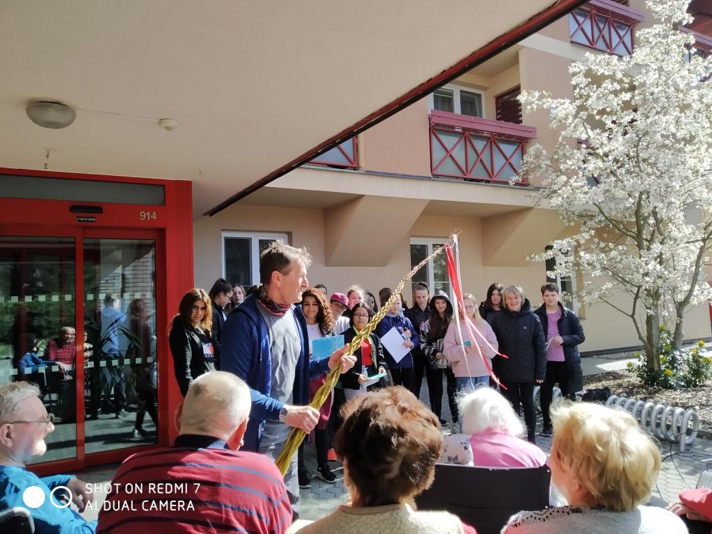 Velikonoční výrobky a tradice předané našimi žákyněmi v SeniorCentru ve Skutči, 13. 4. 2022