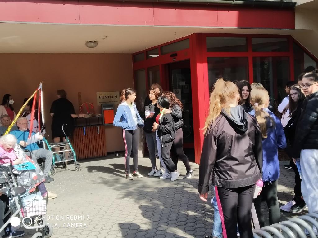 Velikonoční výrobky a tradice předané našimi žákyněmi v SeniorCentru ve Skutči, 13. 4. 2022