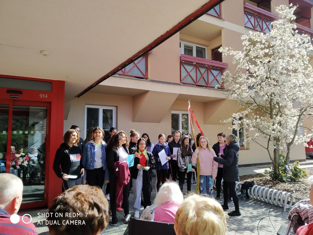 Velikonoční výrobky a tradice předané našimi žákyněmi v SeniorCentru ve Skutči, 13. 4. 2022