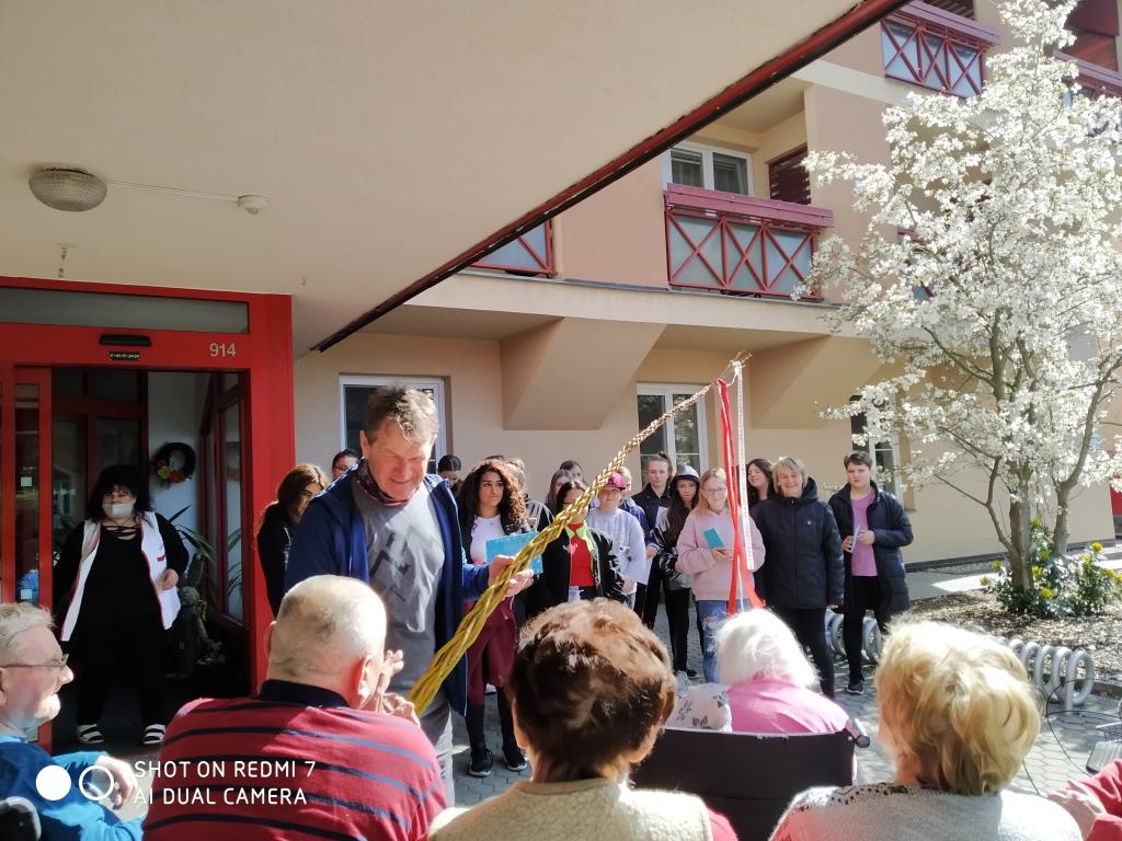 Velikonoční výrobky a tradice předané našimi žákyněmi v SeniorCentru ve Skutči, 13. 4. 2022
