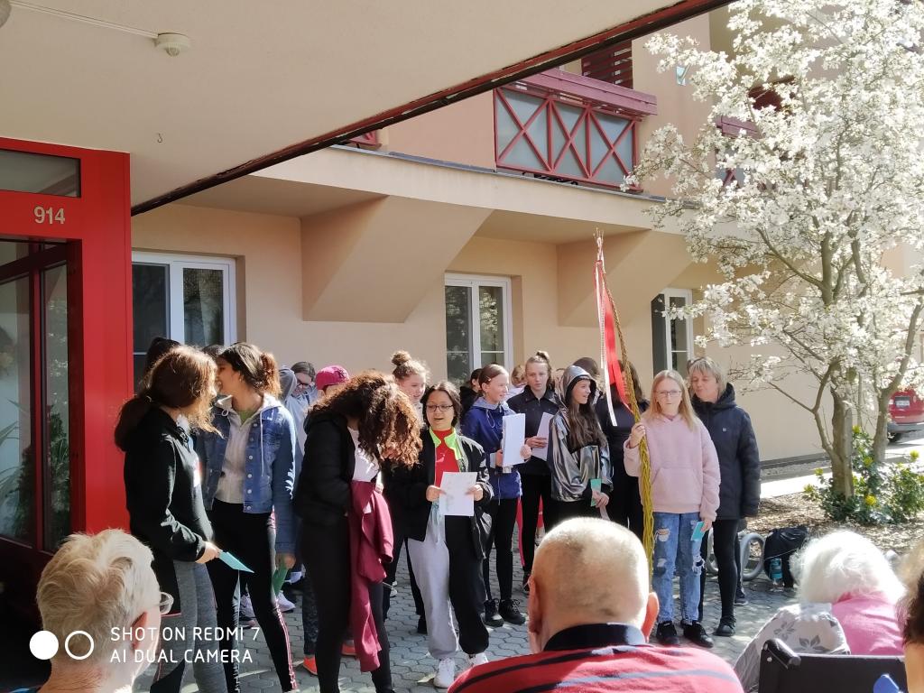 Velikonoční výrobky a tradice předané našimi žákyněmi v SeniorCentru ve Skutči, 13. 4. 2022