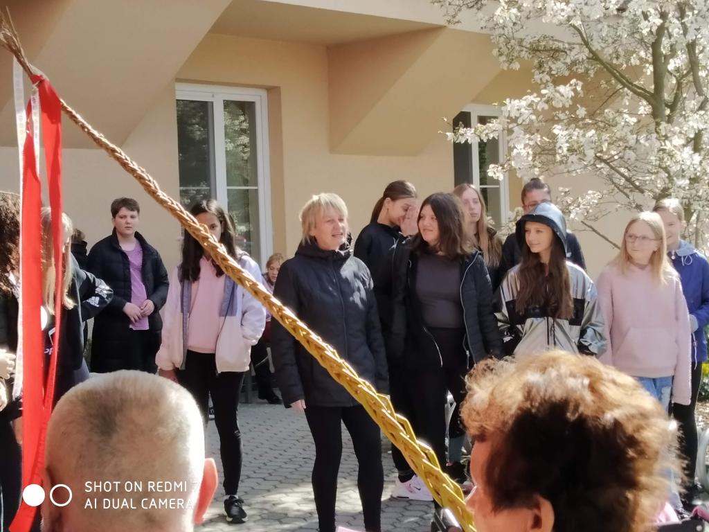 Velikonoční výrobky a tradice předané našimi žákyněmi v SeniorCentru ve Skutči, 13. 4. 2022
