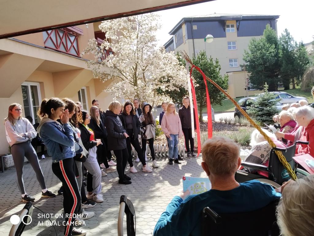 Velikonoční výrobky a tradice předané našimi žákyněmi v SeniorCentru ve Skutči, 13. 4. 2022