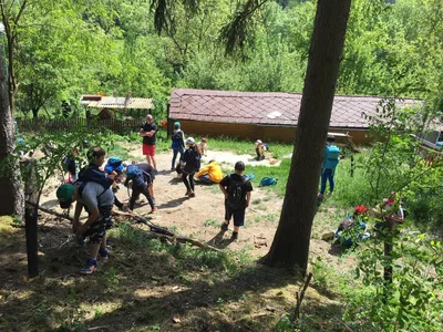 Škola v přírodě - den první: Vycházka po okolí, tvorba mandal a obrázků z přírodnin, pojmenování a kresba týmů, sportovní hry., 23. 5. 2022