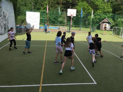 Škola v přírodě - den první: Vycházka po okolí, tvorba mandal a obrázků z přírodnin, pojmenování a kresba týmů, sportovní hry., 23. 5. 2022