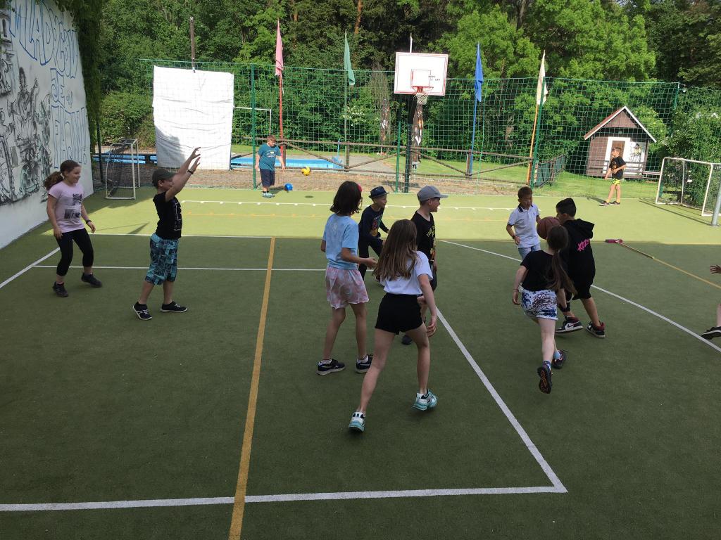 Škola v přírodě - den první: Vycházka po okolí, tvorba mandal a obrázků z přírodnin, pojmenování a kresba týmů, sportovní hry., 23. 5. 2022