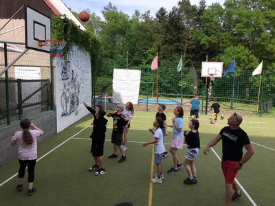 Škola v přírodě - den první: Vycházka po okolí, tvorba mandal a obrázků z přírodnin, pojmenování a kresba týmů, sportovní hry., 23. 5. 2022