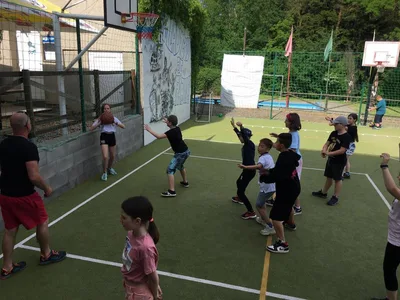 Škola v přírodě - den první: Vycházka po okolí, tvorba mandal a obrázků z přírodnin, pojmenování a kresba týmů, sportovní hry., 23. 5. 2022