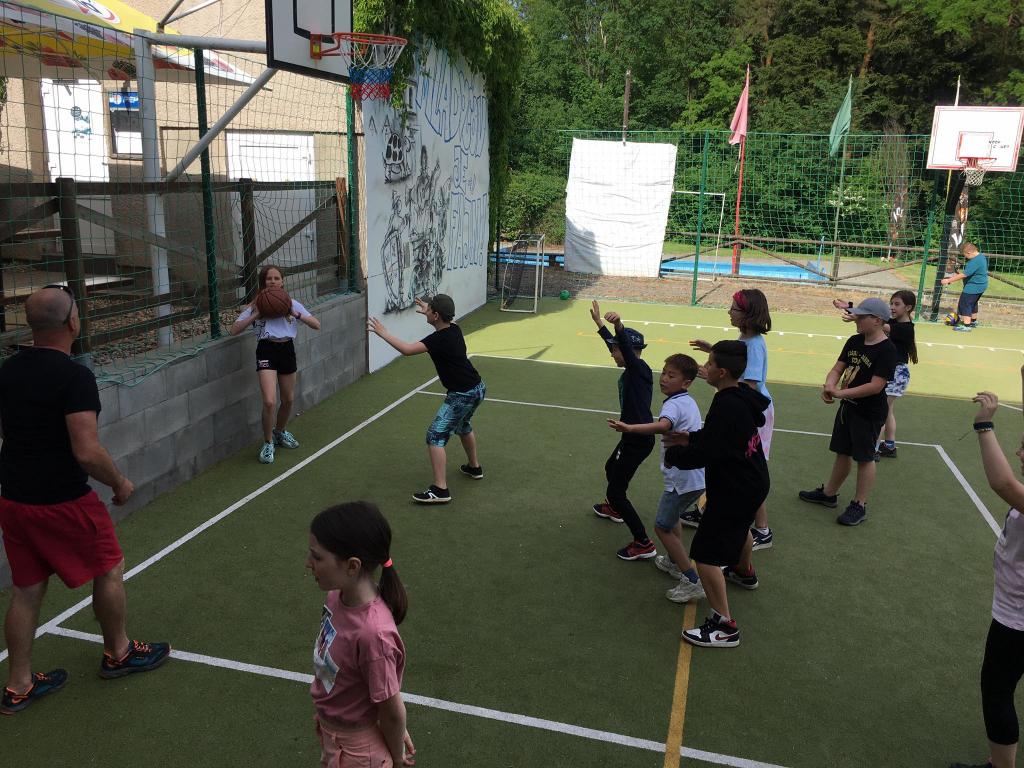 Škola v přírodě - den první: Vycházka po okolí, tvorba mandal a obrázků z přírodnin, pojmenování a kresba týmů, sportovní hry., 23. 5. 2022