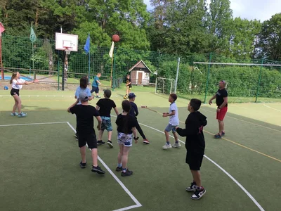 Škola v přírodě - den první: Vycházka po okolí, tvorba mandal a obrázků z přírodnin, pojmenování a kresba týmů, sportovní hry., 23. 5. 2022