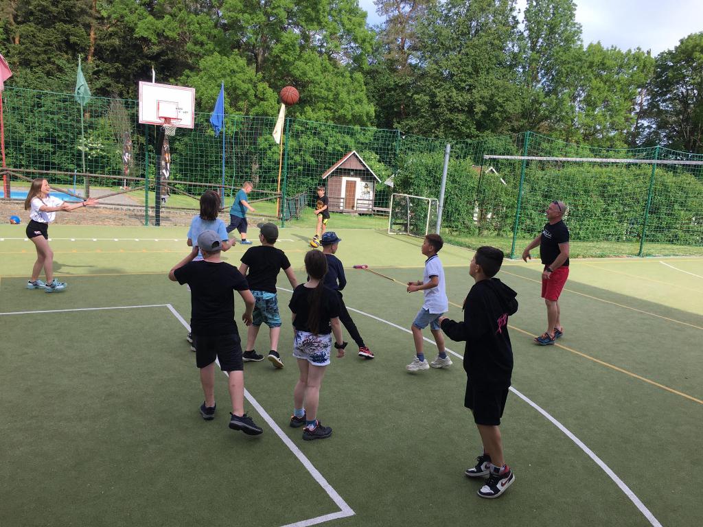 Škola v přírodě - den první: Vycházka po okolí, tvorba mandal a obrázků z přírodnin, pojmenování a kresba týmů, sportovní hry., 23. 5. 2022