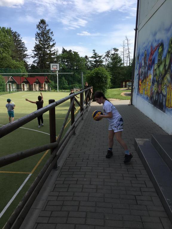 Škola v přírodě - den první: Vycházka po okolí, tvorba mandal a obrázků z přírodnin, pojmenování a kresba týmů, sportovní hry., 23. 5. 2022