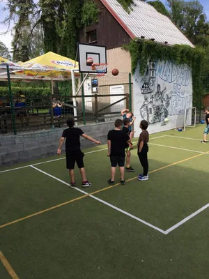 Škola v přírodě - den první: Vycházka po okolí, tvorba mandal a obrázků z přírodnin, pojmenování a kresba týmů, sportovní hry., 23. 5. 2022