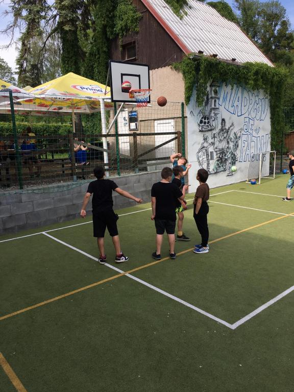 Škola v přírodě - den první: Vycházka po okolí, tvorba mandal a obrázků z přírodnin, pojmenování a kresba týmů, sportovní hry., 23. 5. 2022