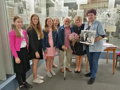 Svatební kytice pro manžele Burdychovy a návštěva Muzea bratří Čapků v Malých Svatoňovicích, 13. 6. 2022
