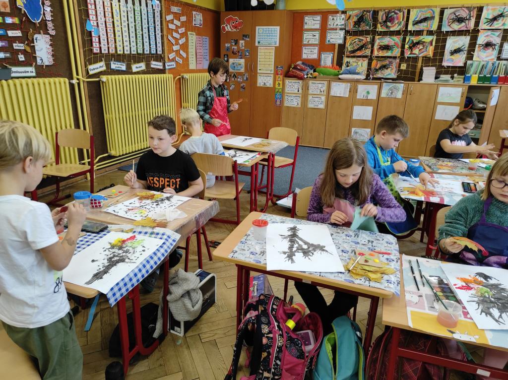 Podzimní větve - VV a PČ - rozfoukávání barvy brčkem, otisky listů, 19. 10. 2022