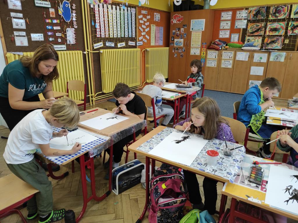 Podzimní větve - VV a PČ - rozfoukávání barvy brčkem, otisky listů, 19. 10. 2022