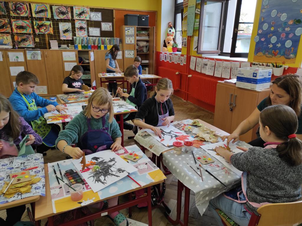 Podzimní větve - VV a PČ - rozfoukávání barvy brčkem, otisky listů, 19. 10. 2022