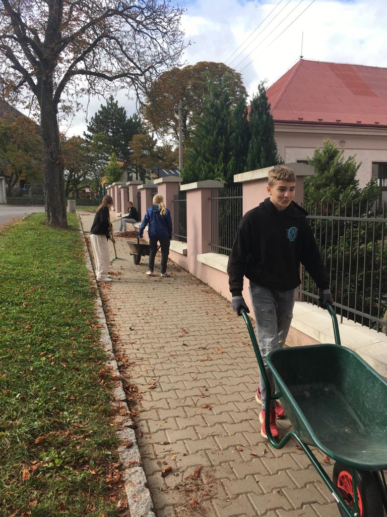 Praktické činnosti - úklid v okolí školy, 14. 10. 2022