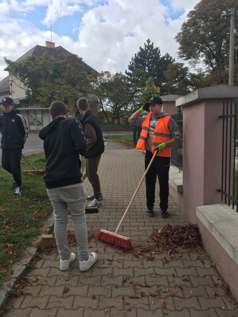 Praktické činnosti - úklid v okolí školy, 14. 10. 2022