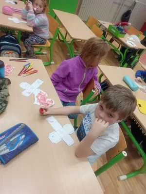 Hrátky s angličtinou - vyrábíme hrací kostku a rozšiřujeme si slovní zásobu o další části obličeje, 21. 11. 2022