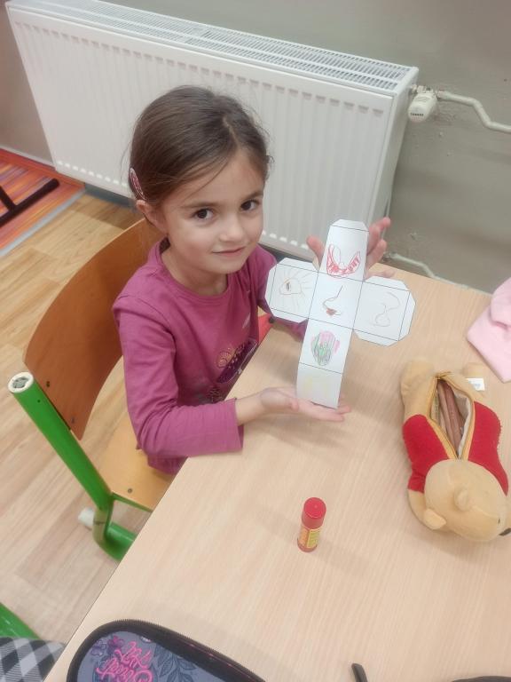 Hrátky s angličtinou - vyrábíme hrací kostku a rozšiřujeme si slovní zásobu o další části obličeje, 21. 11. 2022