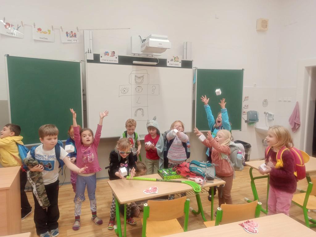 Hrátky s angličtinou - vyrábíme hrací kostku a rozšiřujeme si slovní zásobu o další části obličeje, 21. 11. 2022