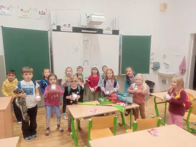 Hrátky s angličtinou - vyrábíme hrací kostku a rozšiřujeme si slovní zásobu o další části obličeje, 21. 11. 2022