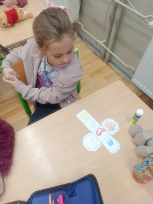 Hrátky s angličtinou - vyrábíme hrací kostku a rozšiřujeme si slovní zásobu o další části obličeje, 21. 11. 2022