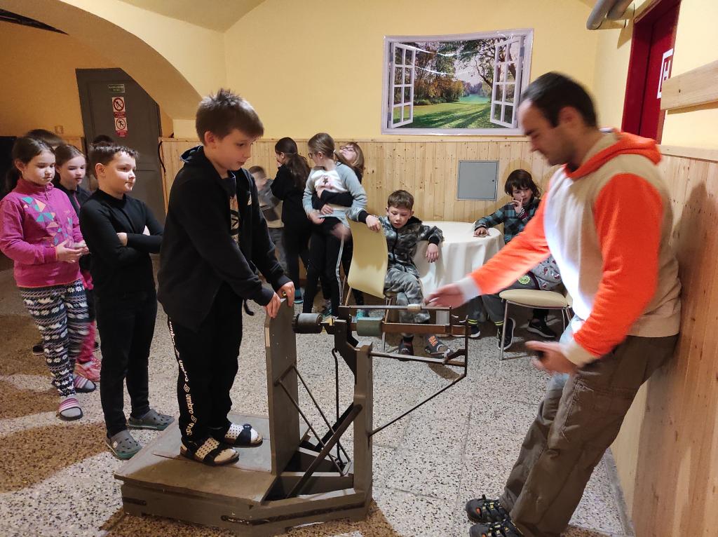 Prvouka - měření hmotnosti v praxi různými způsoby, 21. 11. 2022