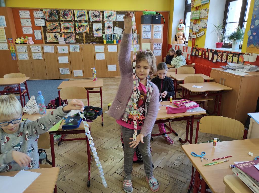 Tvoříme vlastní řetězy, baňky a stromečky, 30. 11. 2022