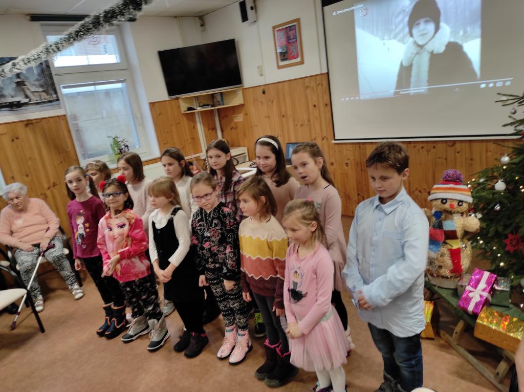 Dětský pěvecký sbor vystoupil v SeniorCentru spolu s tamním sborem Radost, 14. 12. 2022