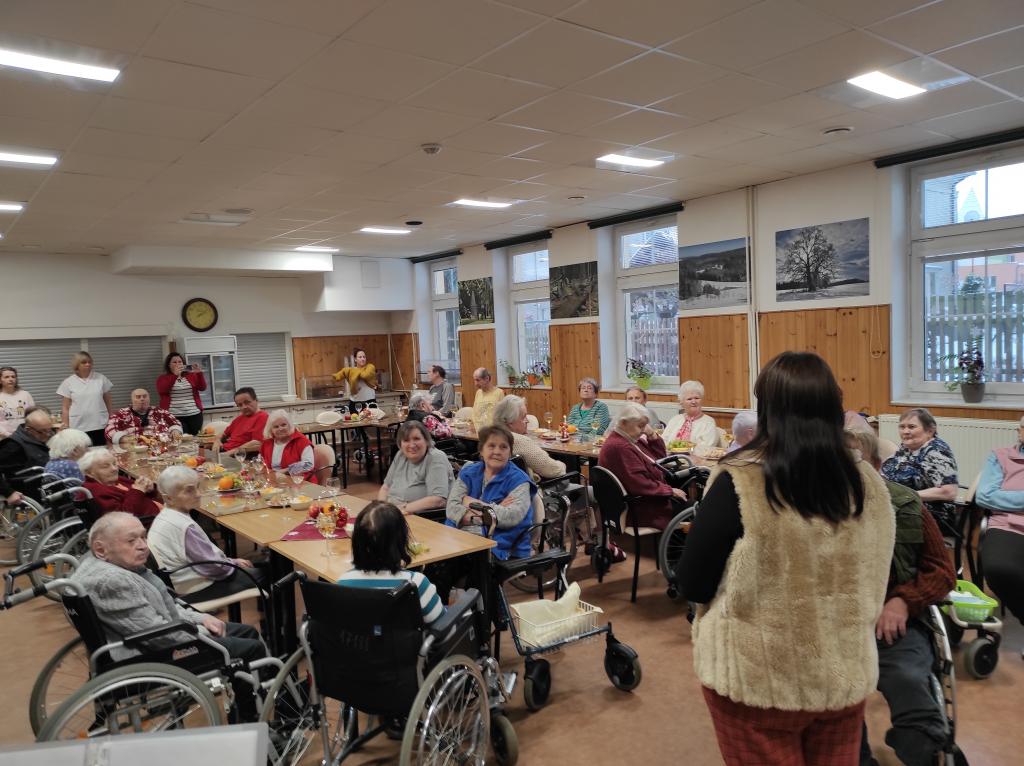 Dětský pěvecký sbor vystoupil v SeniorCentru spolu s tamním sborem Radost, 14. 12. 2022