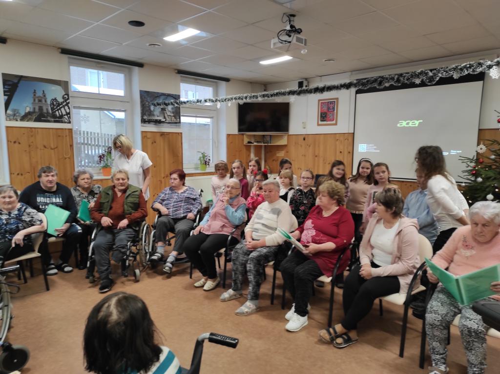 Dětský pěvecký sbor vystoupil v SeniorCentru spolu s tamním sborem Radost, 14. 12. 2022
