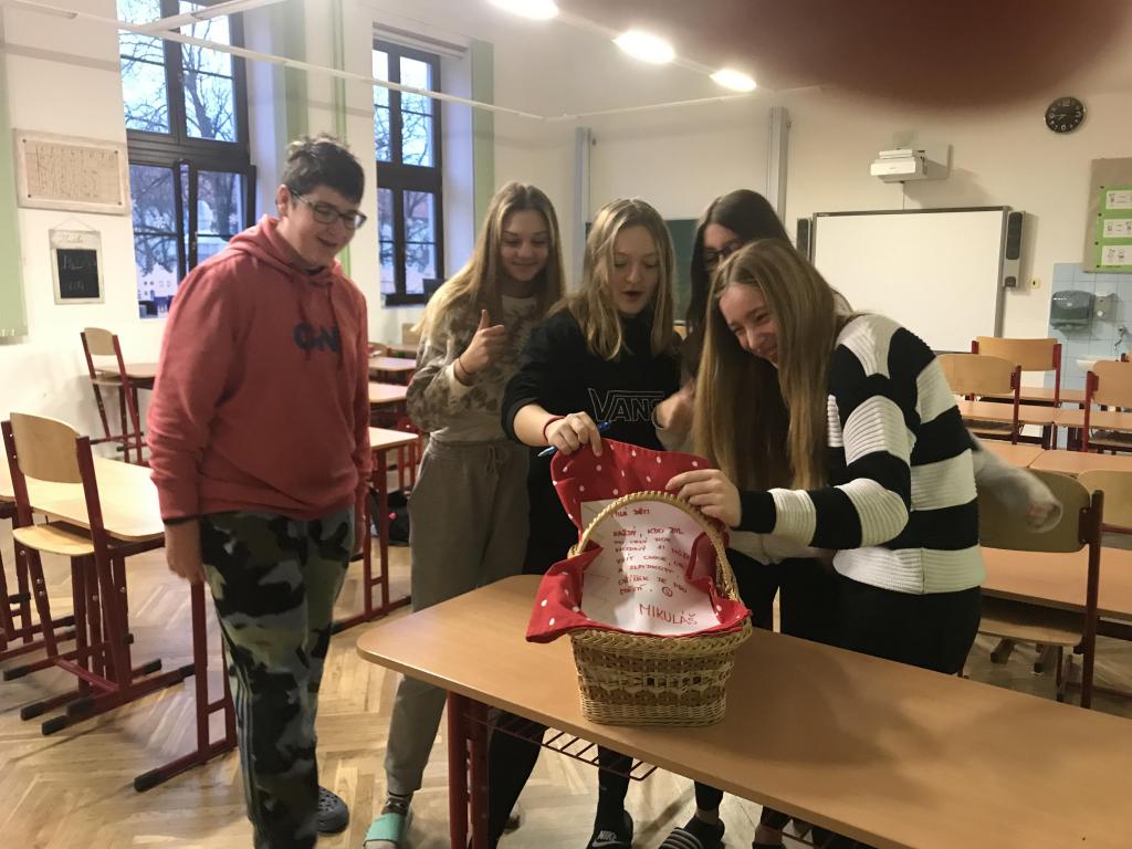 Dnes se u nás zastavil Mikuláš. Asi jsme byli celý rok hodní., 5. 12. 2022