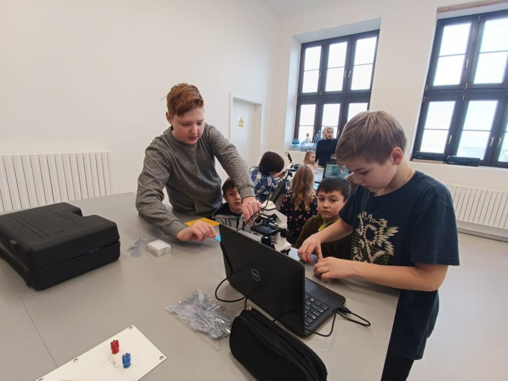 Moje první pozorování mikroskopem MŠ Osady Ležáků + 6. třída, 4. 1. 2023