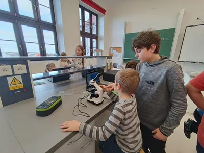 Moje první pozorování mikroskopem MŠ Poršova + 6. třída, 5. 1. 2023