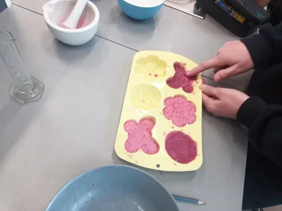 Neviditelný vzkaz od Valentýna vs. voňavé koupelové bomby, 14. 2. 2023