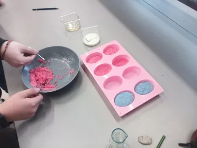 Neviditelný vzkaz od Valentýna vs. voňavé koupelové bomby, 14. 2. 2023