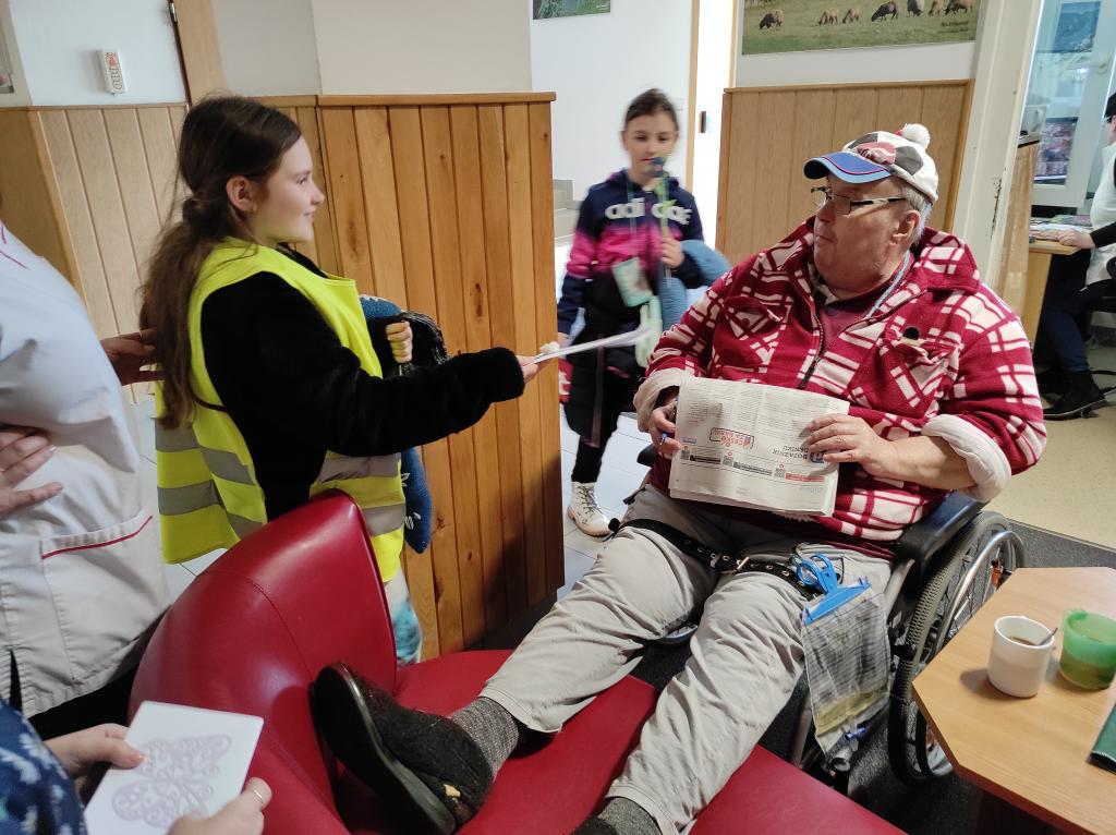 Návštěva jarní výstavy v SeniorCentru Skuteč spojená s předáváním přáníček klientům, 31. 3. 2023
